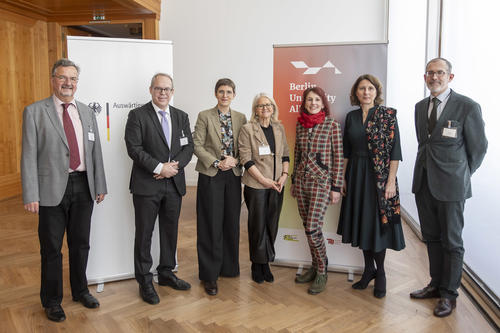 von links nach rechts: Prof.Dr. Thomas Risse, Marcus Hicken, Dr. Anna Lührmann, Dr. Elke Löbel,Prof. Dr. Geraldine Rauch, Deike Potzel, Andreas von Brandt