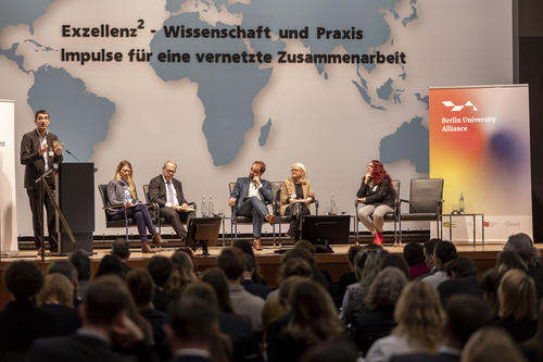 Panel im Weltsaal, von links nach rechts: Prof. Dr. Tilmann Brück, Dr. Kira Vinke, Marcus Hicken, Prof. Dr. Carl Schleußner,Dr. Elke Löbel, Prof. Dr. Anja Osei