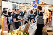 Besucher*innen in der Markthalle Neun