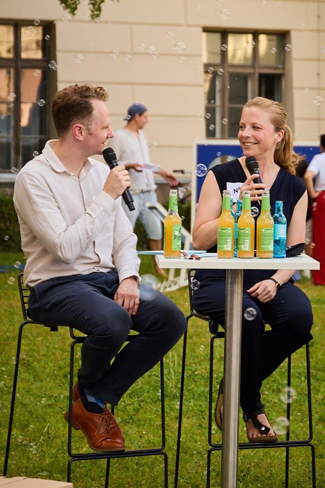 Frauke Bathe mit Moderator Mads Pankow