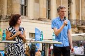 Moderatorin Caro Bacciu und Piet Brouwer