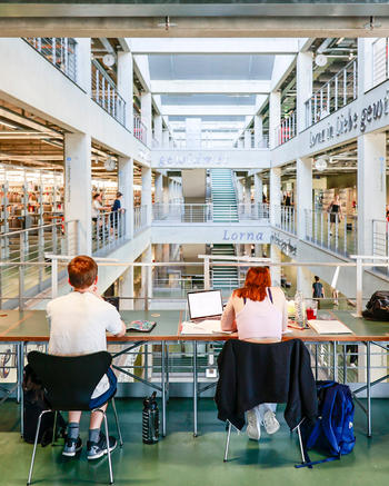 Blick in den Lichthof der Universitätsbibliotheken von TU Berlin und UdK | Credit: Michael Zalewski