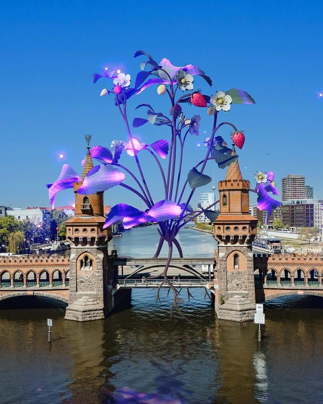 Eine leuchtende Erdbeerpflanze an der Oberbaumbrücke. | Artist: Hannelore Braisch