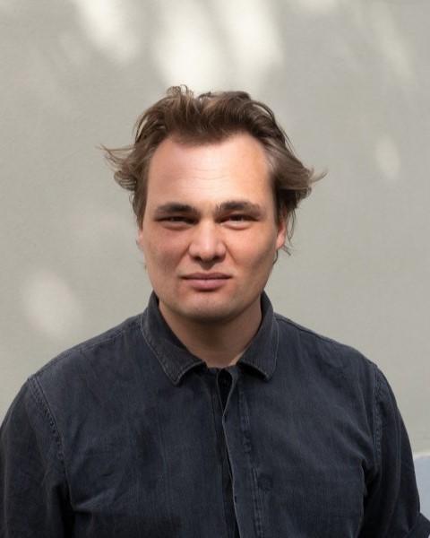 Silvan Hornstein ist einer der fünf Gewinner*innen unseres Ideenwettbewerbs "Kunst trifft Wissenschaft". Gewonnen hat er in der Kategorie sozialer Zusammenhalt - eine der großen Herausforderungen unserer Zeit.