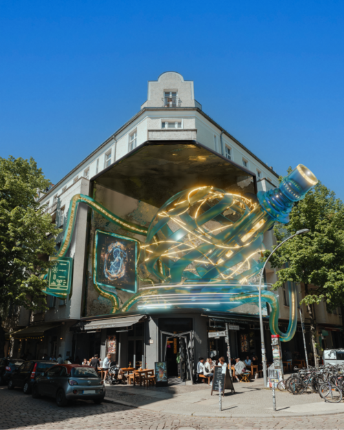 Ein futuristisches KI-Observatorium mitten in Berlin - eine visuelle Interpretation der Forschung von Nico Marquardt. Das Motiv wird im Rahmen der Kampagne DAS OFFENE WISSENSLABOR der BUA im Berliner Stadtraum plakatiert. | Artist: Liam Schnell