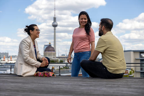 Austausch über den Dächern Berlins beim International Networking-Event for Postdocs an der BBAW | Credits: Simon Brunel / Limo for Research