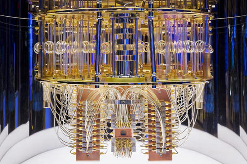 Anfang 2019 stellte IBM den ersten kommerziell – also außerhalb von Laborumgebungen – nutzbaren Quantencomputer vor, den IBM Q System One. Credit: IBM Research