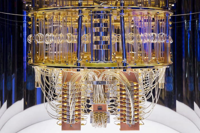Anfang 2019 stellte IBM den ersten kommerziell – also außerhalb von Laborumgebungen – nutzbaren Quantencomputer vor, den IBM Q System One. Credit: IBM Research