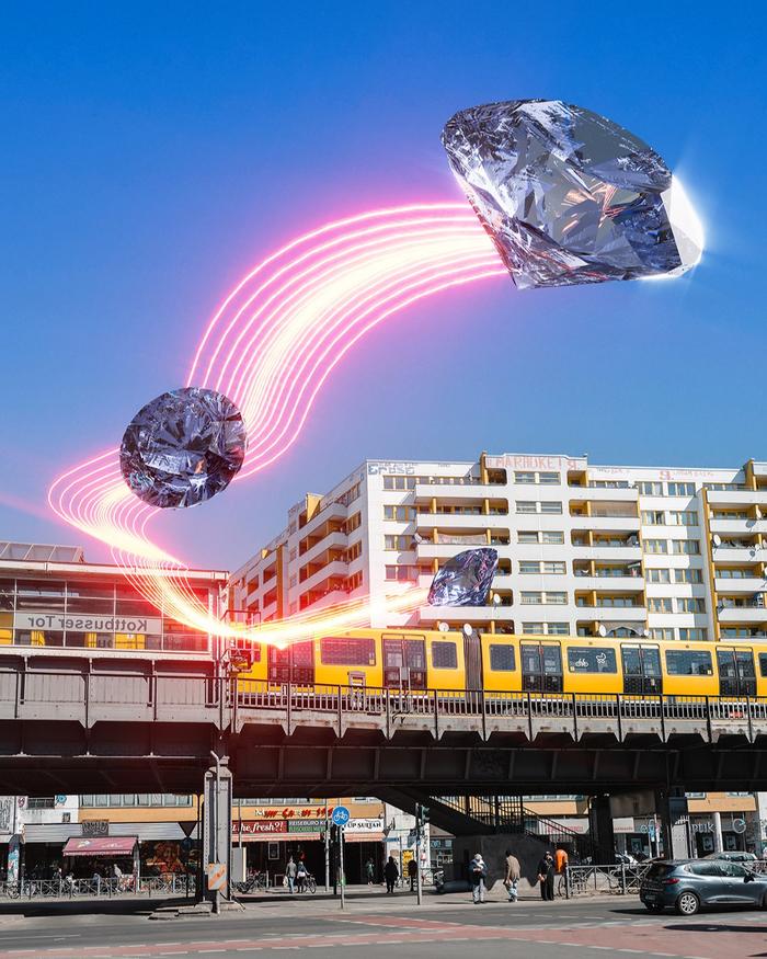 3D-Artist Hannelore Braisch hat Marcos Forschung interpretiert: Diamanten und Netzwerke aus Quantenlicht am Kottbusser Tor. Der Hintergrund: Quantenzustände können als rote Lichtteilchen versendet werden - die Grundlage von Quantenkommunikation.