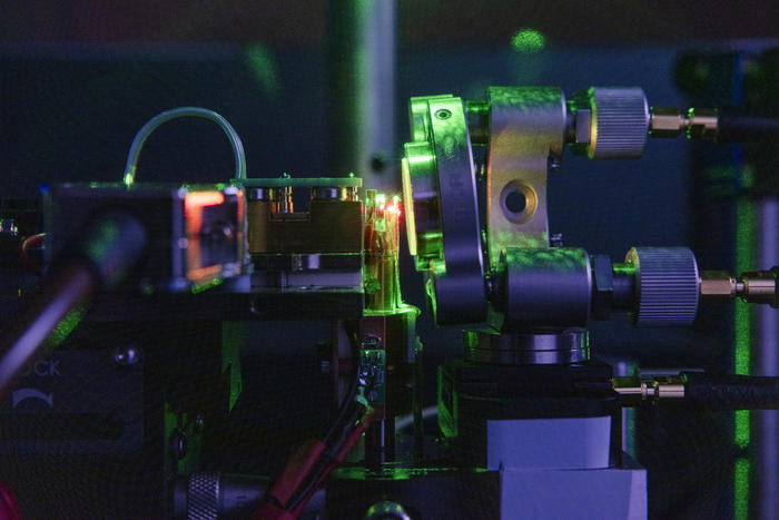Eindrücke aus dem Labor der Integrated Quantum Photonics Group: Eine Diamantprobe in einer Cavity.