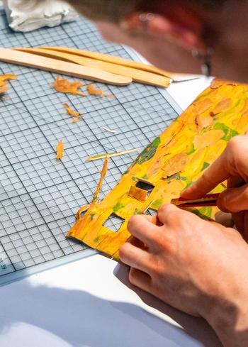 "Baumrinde neu denken" - Ein Workshop des von der Berlin University geförderten Experimentallabors CollActive Materials im Futurium Lab © Matters of Activity