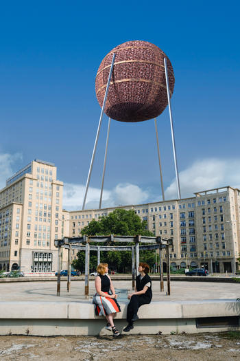 In Wirklichkeit nicht ganz so groß: Die "Bark Sphere" ist ein begehbares Ausstellungsobjekt, das die Forschung von Matters of Activity sichtbar und die Materialeigenschaften von Rinde wie Klima und Duft erlebbar macht. ©  BUA