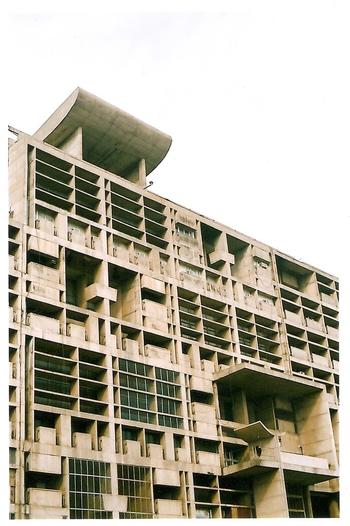 Multiple Modernities: Architektonischer Komplex im indischen Chandigarh, entworfen vom Architekten Le Corbusier. ©  Tobias Bohm